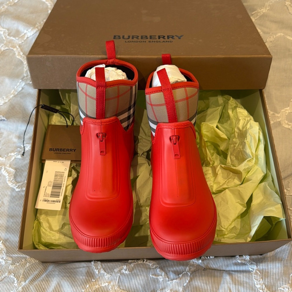 Brand new Burberry Kids rain boots unisex